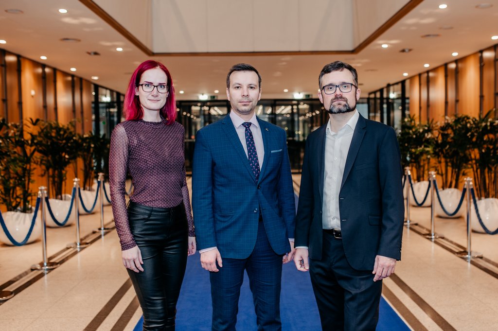 assets/img/articles/2022/poslanci_v chodbě.jpg